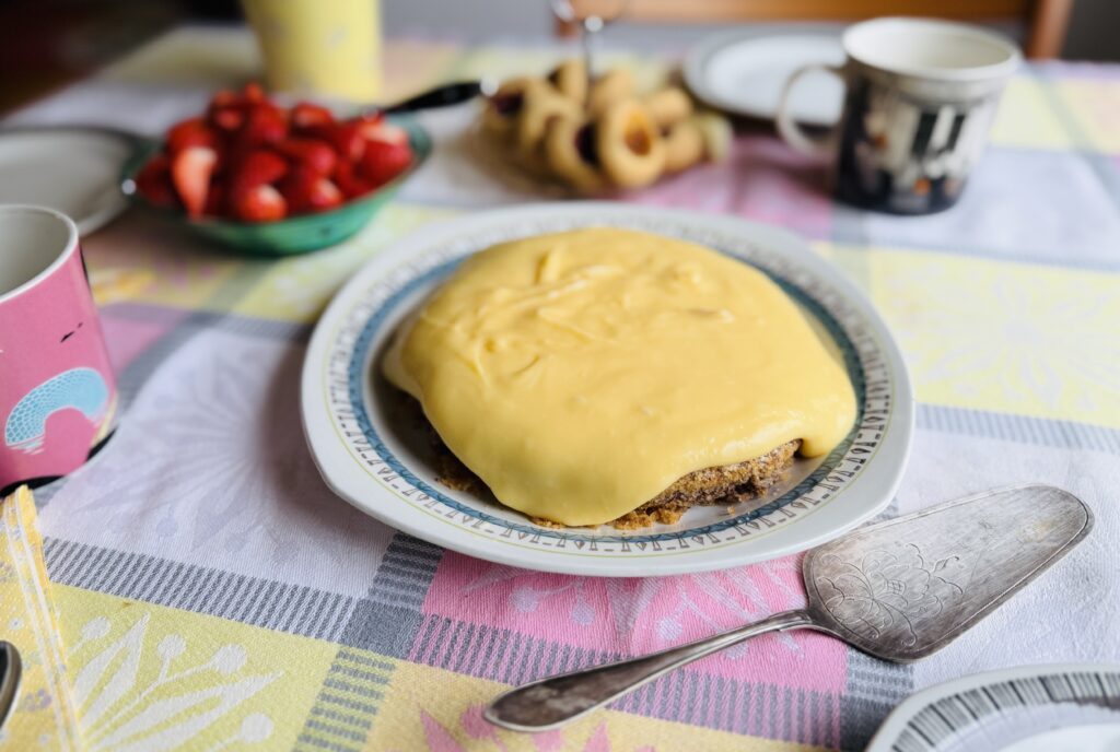 Zuleikatårta är en klassisk mandeltårta med sjuden smörkräm som är ofantligt god och ganska lättbakad.