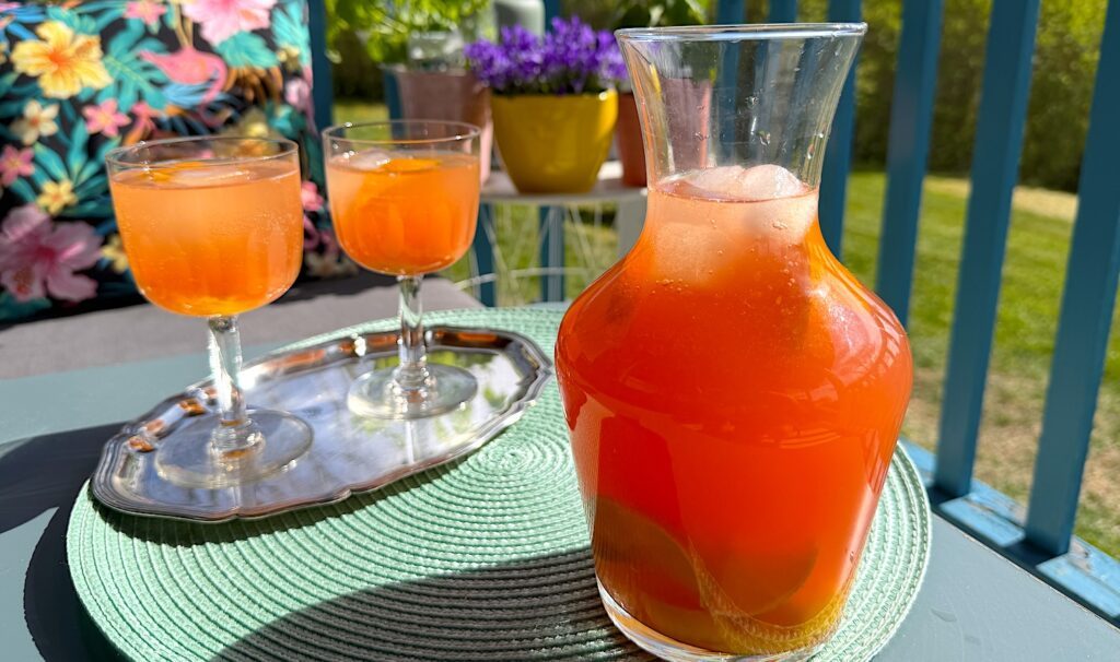 Apelsinsangria får sin vackra färg av blodapelsinjuice.