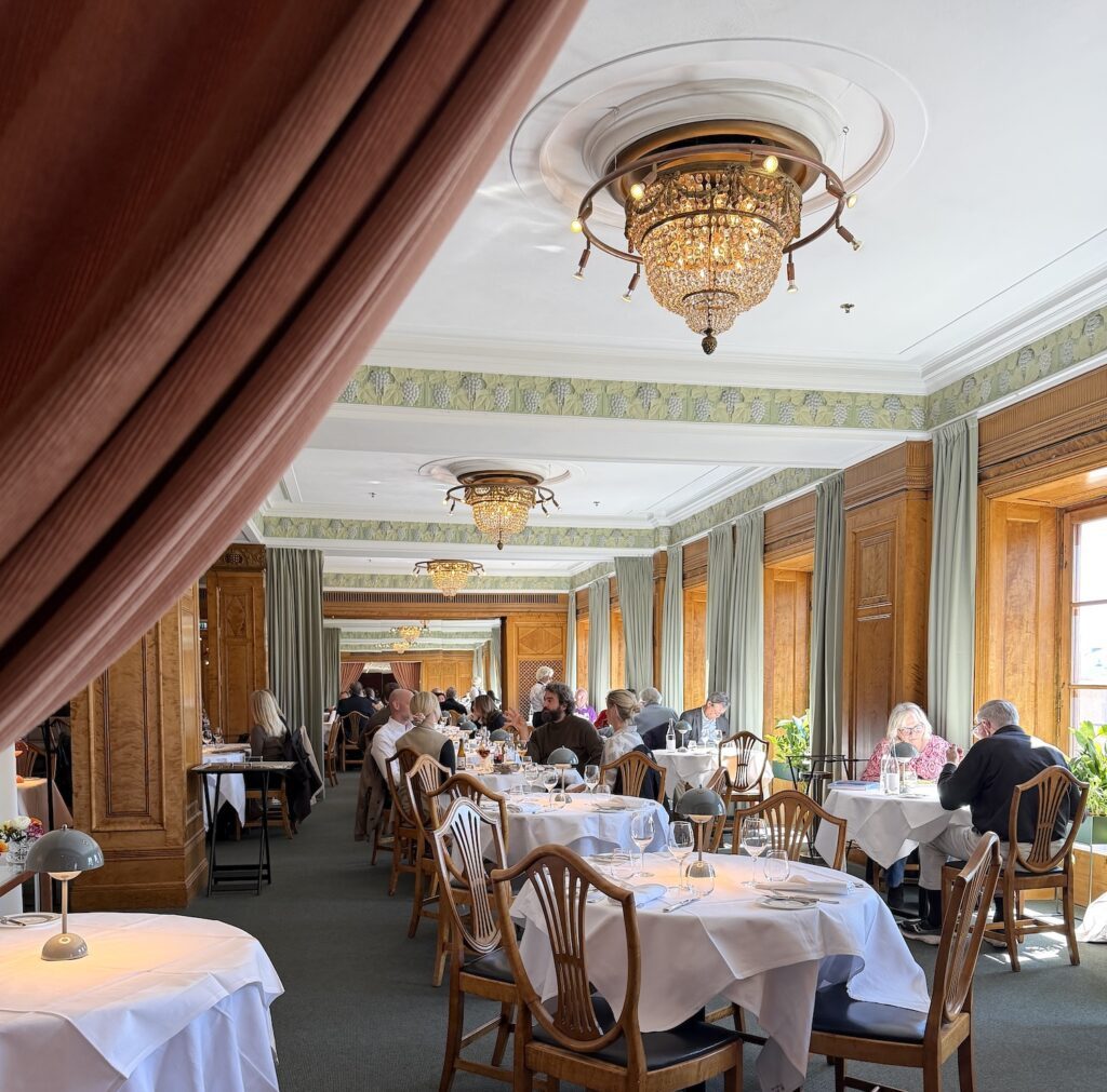 Lyckan över att få äta i en så vacker matsal som Bobergs är stor. Här presenterar Tommy Myllymäki och Pi Le en modern tolkning av traditionell fransk-nordisk matlagning.