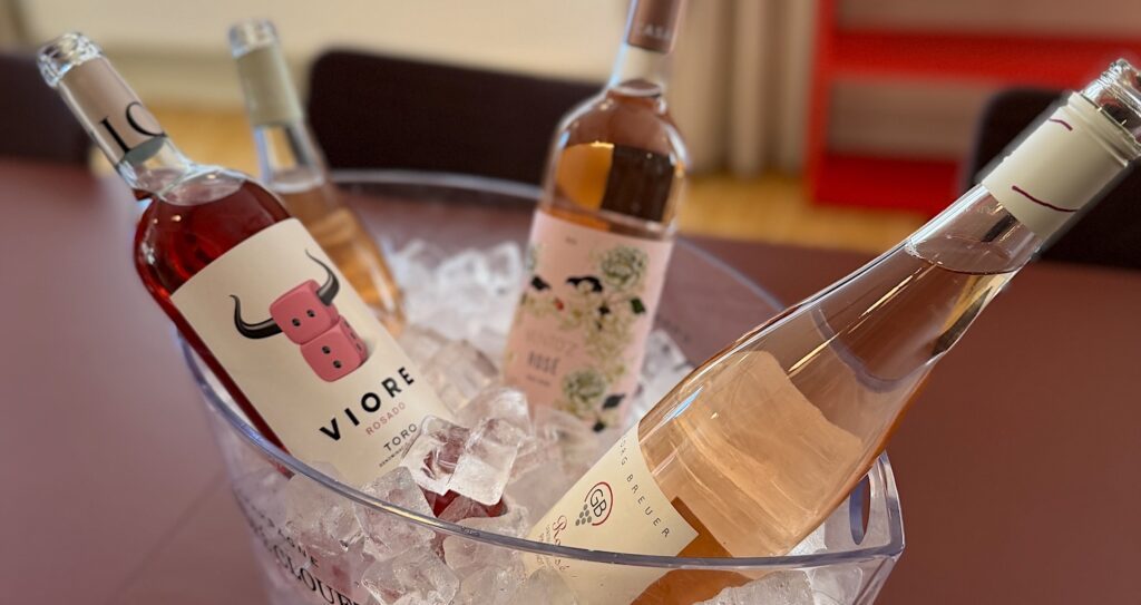 Vårens rosényheter 2026 – jag listar några av mina favoriter som du kan hålla utkik efter på rosévinshyllan.