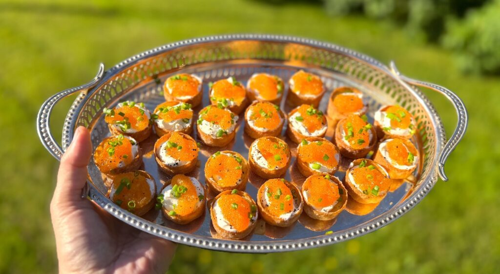 Lyxigaste toppingen på Miniostpajer i krustader är nog crème fraîche och löjrom. Lite gräslök och svartpeppar sitter som en smäck!