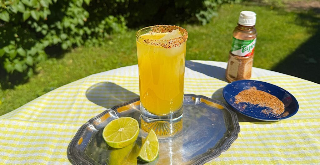 Passion Paloma. Kanske sommarens mest läskande drink! Men den passar utmärkt även på vintern. Passionsfruktsjuice och grapefruktjuice finns tack och lov året om.