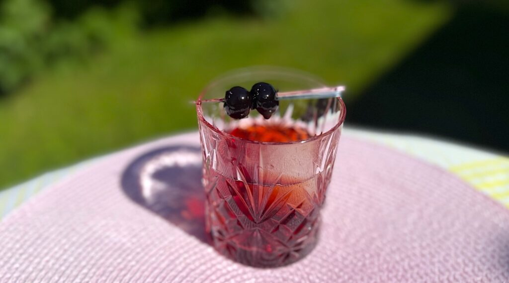 Ruby Crown är en cognacsdrink som påminner om en sour tack vare den syrliga granatäpplejuicen.