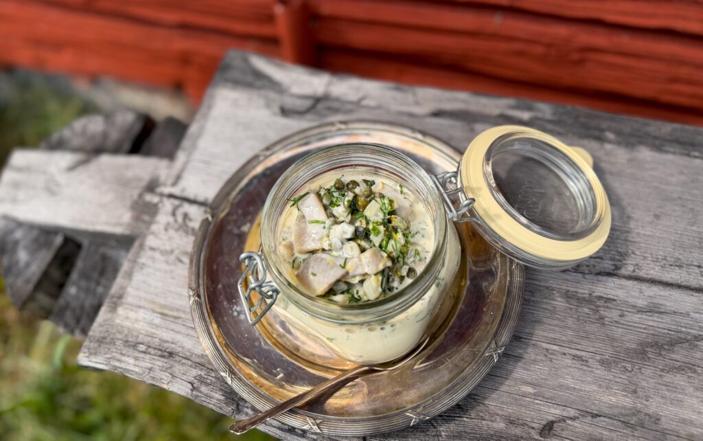 Sill med tartarsås är en supergod sill som passar utmärkt på hårdbröd men blir ännu bättre på lite söt kavring då den får ganska hög syra av kapris och citronzest.