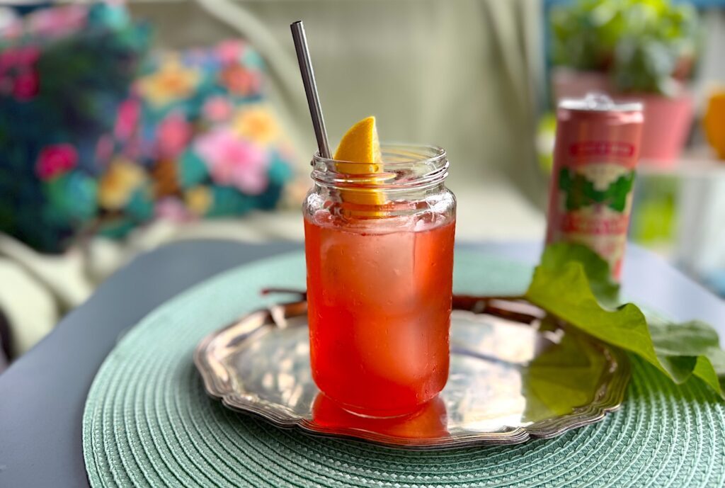 Sommardrink med rabarber kan bli sommarens drink. Passar fint både som välkomstdrink som att sippa på efter maten.