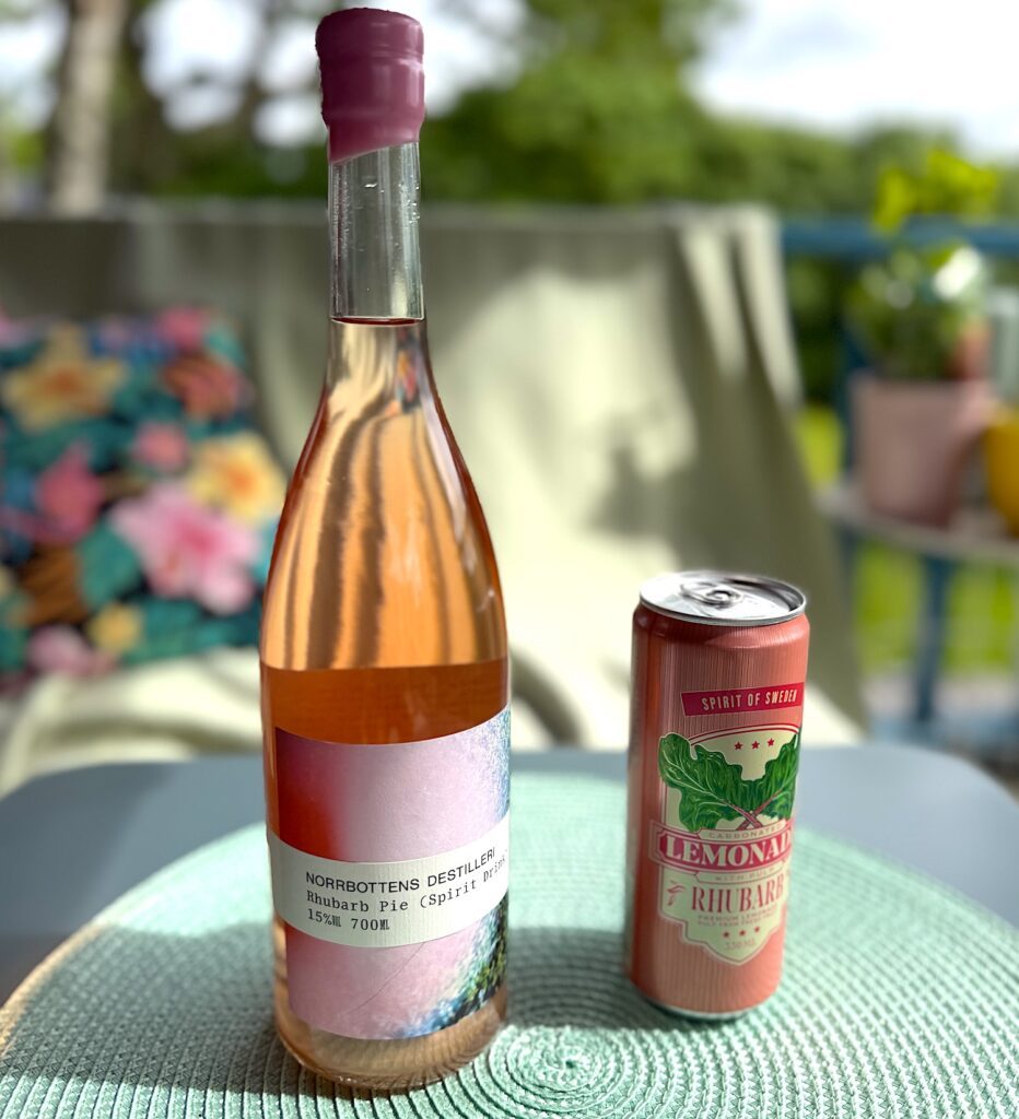 Rabarbersmakande ingredienser som är bra att ha hemma. Rhubarb Pie från Norrbottens Destilleri och rabarberlemonad, den här kommer från Spirit of Sweden.