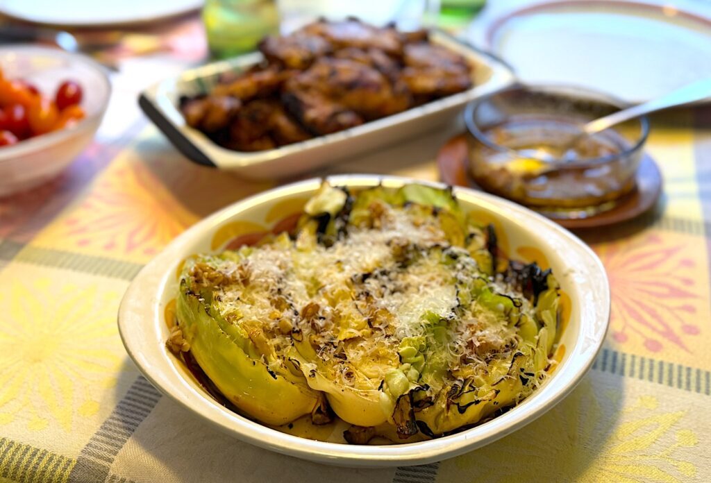 Grillad spetskål med brynt smör, valnötter och parmesan är det perfekta tillbehöret till allt grillat, men funkar även som egen rätt.