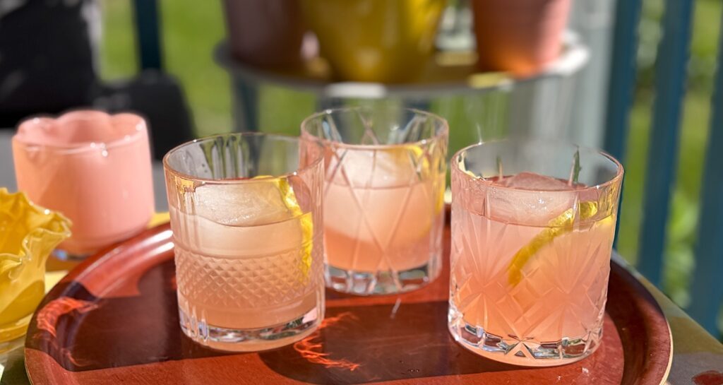 Pink Rush är en lättblandad, fräsch vodkadrink med hallonlikör och lemonad. Så god!
