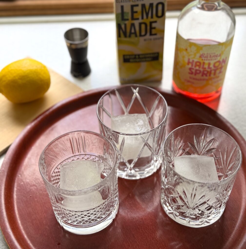 Använd gärna stora isbitar i din drink så håller de väldigt mycket längre än små isbitar.