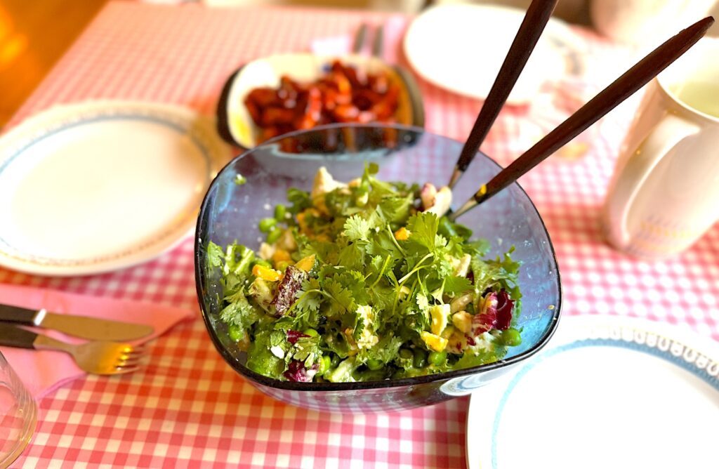 Sallad med edamame, mango och fetaost passar perfekt till det mesta från grillen, men allra bäst till koreanskt och BBQ-kryddat.