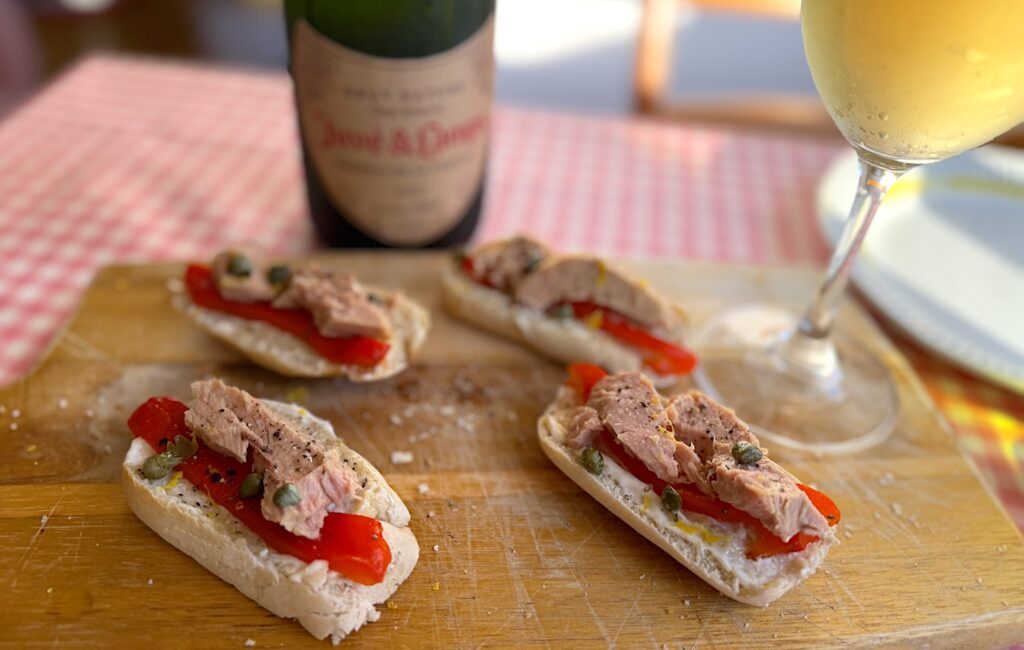 Pintxos med aioli, grillad paprika, kapris och tonfisk. Till det dricker vi cava från Juvé & Camps. Så god!