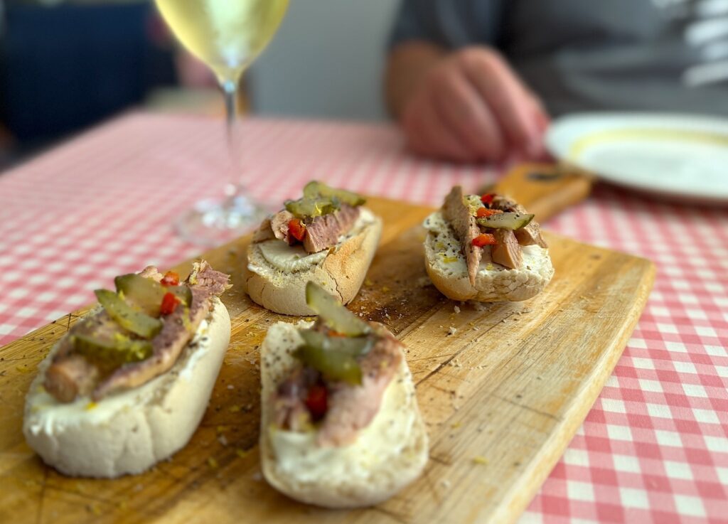 Pintxos med färskost, makrill, saltgurka, röd chili och svartpeppar.