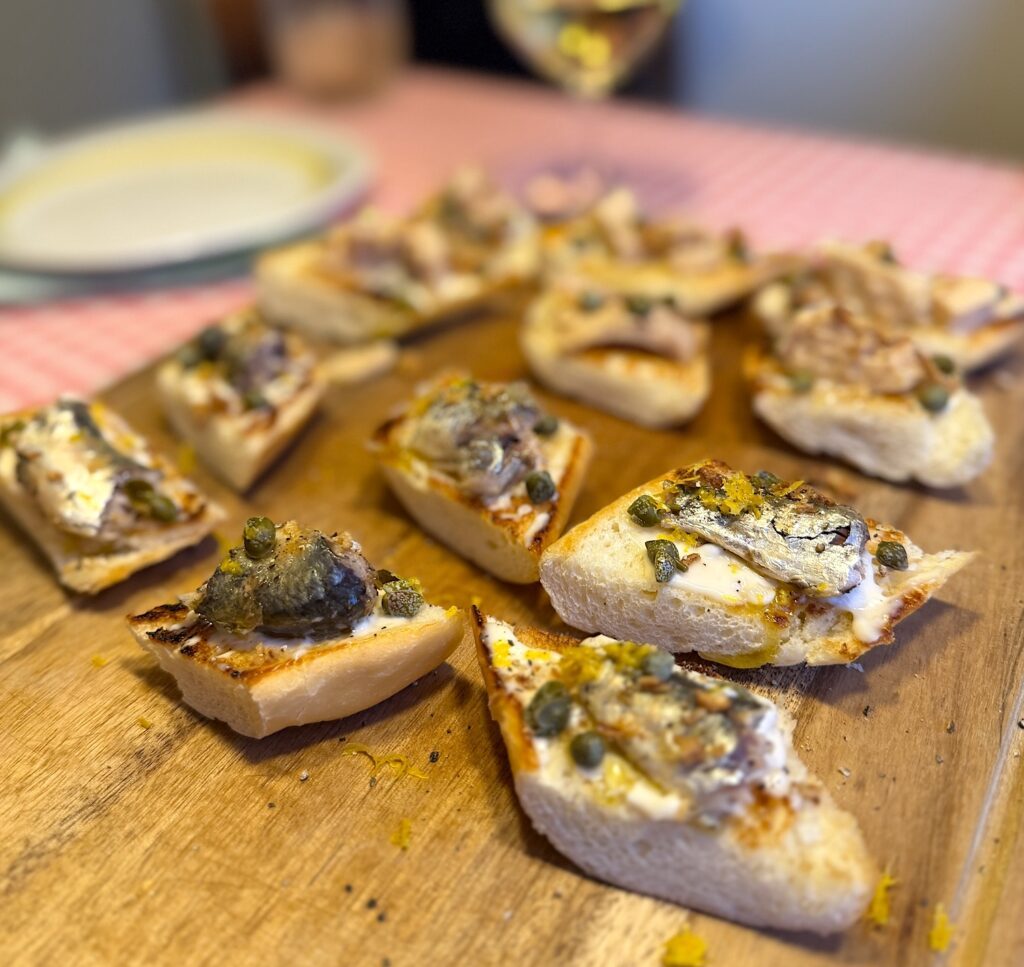 Pintxos med ailoi, sardiner, kapris och citronzest.