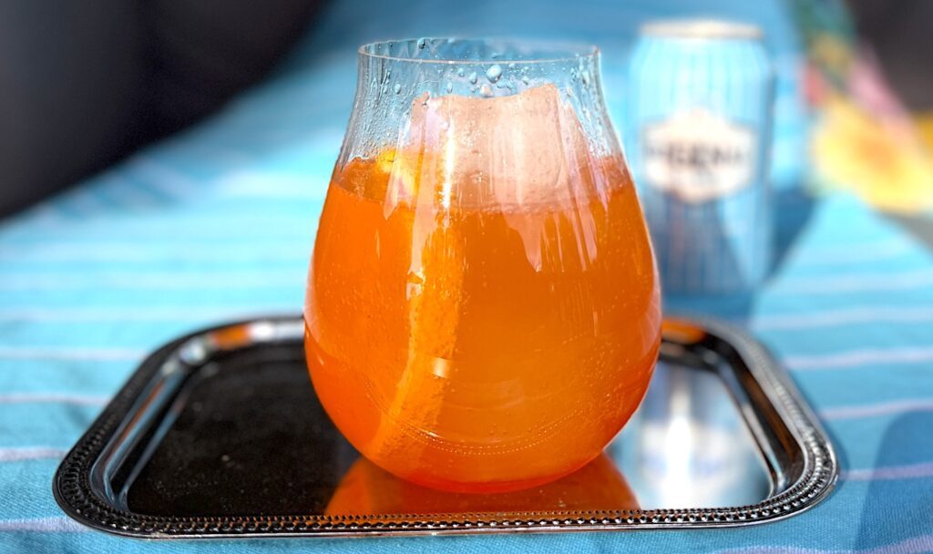 Nordic Sunset – en drink som du enkelt blandar med Aperol, Hartwalls Longdrink och pressad citron.