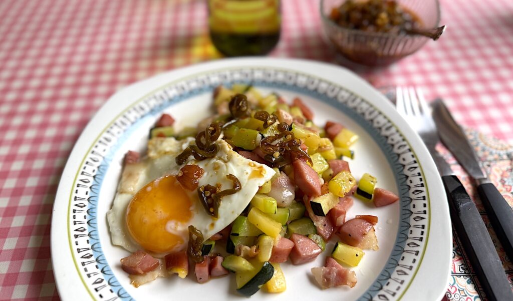 För den som fått mycket squash är Pytt i panna med squash ett perfekt recept. Vi som bara gillar squash får köpa vår i matbutiken och laga receptet ändå.