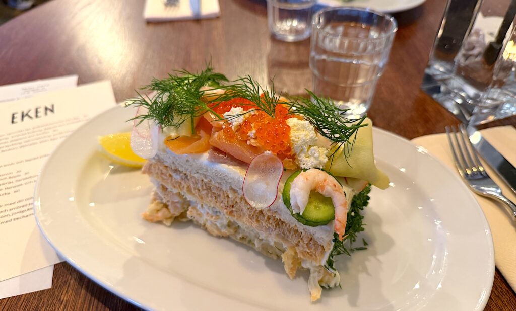 Så här ser den ut, smörgåstårtan hos Eken Café.
