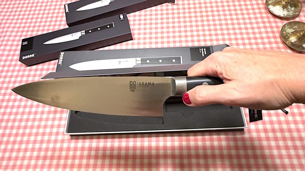 Den större kniven från Knivverket är en kockkniv på 20 centimeter från Asama, Dorre. Pris 399 kronor.