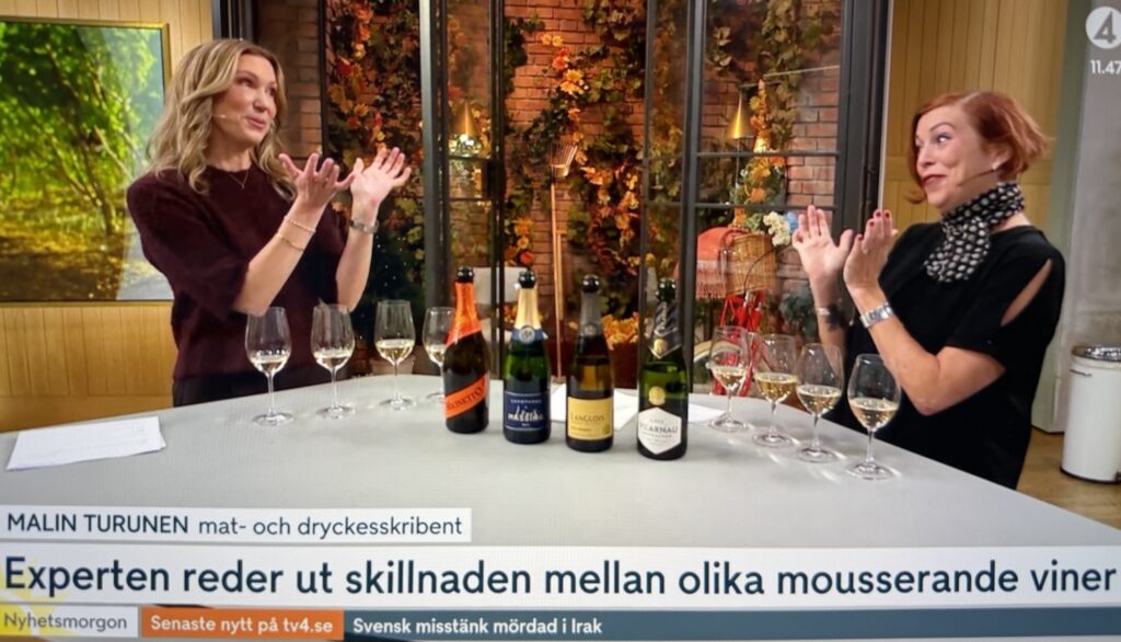 Så HÄR ser en coupe ut. Förutom alla vinerna i blindtestet så hinner Jenny Alversjö och jag diskutera glas. På provningen är det allra bäst med vanliga vinglas, så att du kan snurra vinet och aromerna koncentreras till glasets öppning. Och så sparar du de tjusiga flöjt- och coupeglasen till festen.